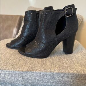 Elegant Simply Vera Vera Wang “Bologna” Black Peep-Toe Heeled Ankle Boots